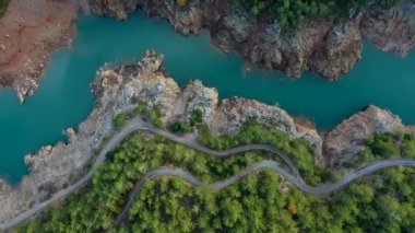 Dağların tepesindeki dağ nehri.