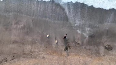 Bir adam fırtınadan sonra altın arar.