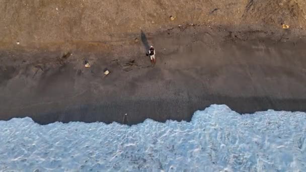 Uomo Cerca Oro Dopo Una Tempesta — Video Stock