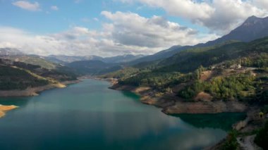 Snatho dağlarında yüksek bir dağ nehri.