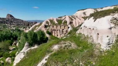 Hindi. Goreme Tarihi Ulusal Parkı 'nın muhteşem manzarası. Kapadokya Türkiye 'nin popüler bir turizm beldesi.