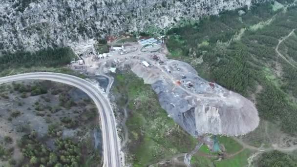 Ağır Makineler Dağın Içinden Tünel Açıyor — Stok video