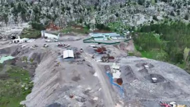 Ağır makineler dağın içinden tünel açıyor.