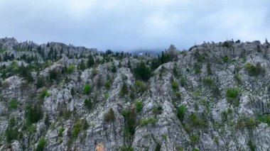 Dağların yükseklerindeki dağ manzarası