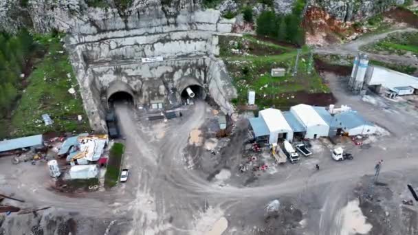 Tunga Maskiner Borrar Tunnel Genom Berget — Stockvideo