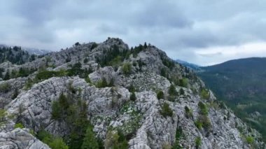 Dağların yükseklerindeki dağ manzarası