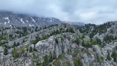 Dağların yükseklerindeki dağ manzarası