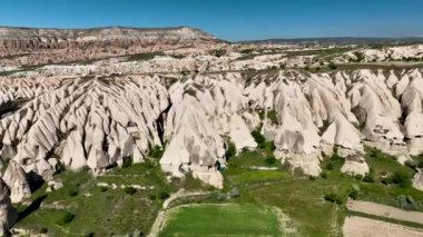 Hindi. İnsansız hava aracı inanılmaz kaya oluşumlarının üzerinde uçuyor. Muhteşem bir manzara.