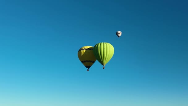 Hot Air Balloons Fly Mountainous Landscape Cappadocia Turkey Aerial View — 비디오