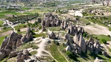 İnsansız hava aracı inanılmaz kaya oluşumlarının üzerinde uçuyor. Muhteşem bir manzara. Kapadokya Türkiye 'nin popüler bir turizm beldesi.