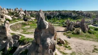 İnsansız hava aracı inanılmaz kaya oluşumlarının üzerinde uçuyor. Muhteşem bir manzara. Kapadokya Türkiye 'nin popüler bir turizm beldesi.