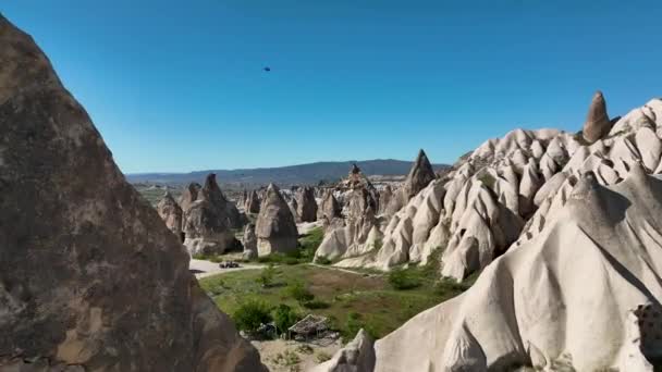 Drone Volando Sobre Increíbles Formaciones Rocosas Fabuloso Paisaje Capadocia Popular — Vídeo de stock