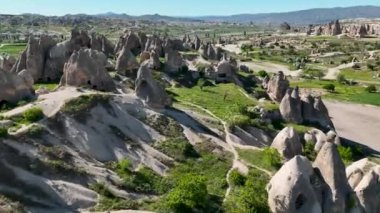 Hindi. İnsansız hava aracı inanılmaz kaya oluşumlarının üzerinde uçuyor. Muhteşem bir manzara..