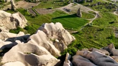 Hindi. İnsansız hava aracı inanılmaz kaya oluşumlarının üzerinde uçuyor. Muhteşem bir manzara..