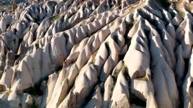 İnsansız hava aracı inanılmaz kaya oluşumlarının üzerinde uçuyor. Muhteşem bir manzara. Kapadokya Türkiye 'nin popüler bir turizm beldesi.