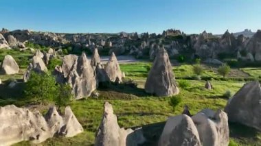 Hindi. İnsansız hava aracı inanılmaz kaya oluşumlarının üzerinde uçuyor. Muhteşem bir manzara..