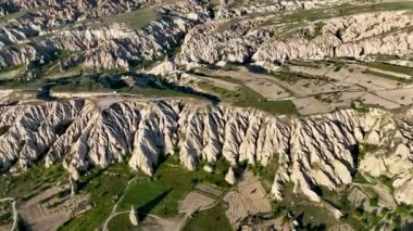 İnsansız hava aracı inanılmaz kaya oluşumlarının üzerinde uçuyor. Muhteşem bir manzara. Kapadokya Türkiye 'nin popüler bir turizm beldesi.