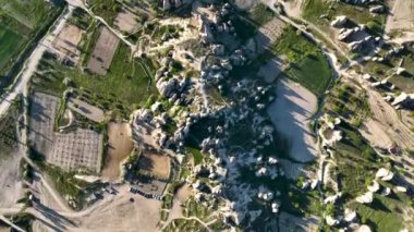 Hindi. İnsansız hava aracı inanılmaz kaya oluşumlarının üzerinde uçuyor. Muhteşem bir manzara..