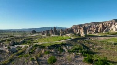 İnsansız hava aracı inanılmaz kaya oluşumlarının üzerinde uçuyor. Muhteşem bir manzara. Kapadokya Türkiye 'nin popüler bir turizm beldesi.