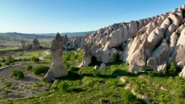Hindi. İnsansız hava aracı inanılmaz kaya oluşumlarının üzerinde uçuyor. Muhteşem bir manzara.