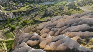 İnsansız hava aracı inanılmaz kaya oluşumlarının üzerinde uçuyor. Muhteşem bir manzara. Kapadokya Türkiye 'nin popüler bir turizm beldesi.