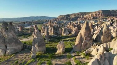 İnsansız hava aracı inanılmaz kaya oluşumlarının üzerinde uçuyor. Muhteşem bir manzara. Kapadokya Türkiye 'nin popüler bir turizm beldesi.