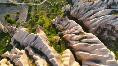 İnsansız hava aracı inanılmaz kaya oluşumlarının üzerinde uçuyor. Muhteşem bir manzara. Kapadokya Türkiye 'nin popüler bir turizm beldesi.