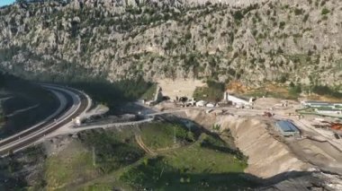 Dağlarda tünel inşaatı