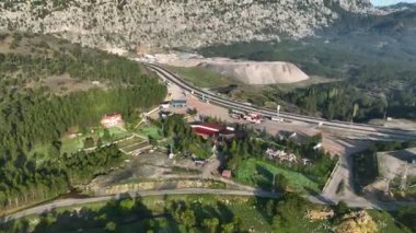 Yol dağların tepesinde.