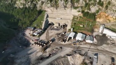 Dağlarda tünel inşaatı