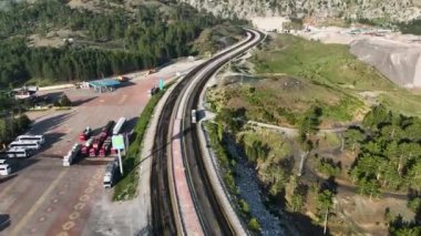 Yol dağların tepesinde.