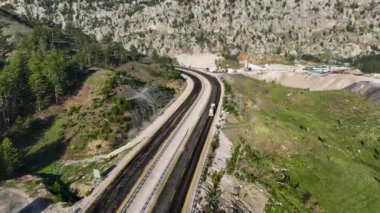 Yol dağların tepesinde.