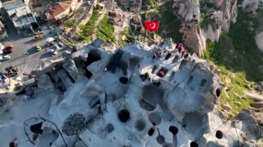 İnanılmaz bir manzara. Kapadokya Türkiye 'nin popüler bir turizm beldesi.