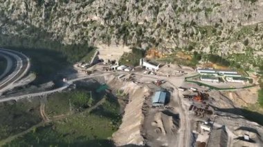 Dağlarda tünel inşaatı
