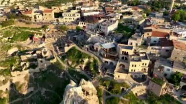 Hindi. İnsansız hava aracı inanılmaz kaya oluşumlarının üzerinde uçuyor. Muhteşem bir manzara..