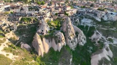İnsansız hava aracı inanılmaz kaya oluşumlarının üzerinde uçuyor. Muhteşem bir manzara. Kapadokya Türkiye 'nin popüler bir turizm beldesi.