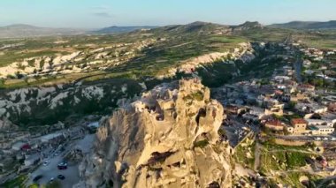 İnsansız hava aracı inanılmaz kaya oluşumlarının üzerinde uçuyor. Muhteşem bir manzara. Kapadokya Türkiye 'nin popüler bir turizm beldesi.