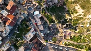 İnsansız hava aracı inanılmaz kaya oluşumlarının üzerinde uçuyor. Muhteşem bir manzara. Kapadokya Türkiye 'nin popüler bir turizm beldesi.