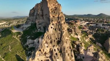 İnsansız hava aracı inanılmaz kaya oluşumlarının üzerinde uçuyor. Muhteşem bir manzara. Kapadokya Türkiye 'nin popüler bir turizm beldesi.