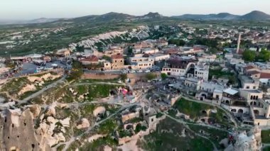 Hindi. İnsansız hava aracı inanılmaz kaya oluşumlarının üzerinde uçuyor. Muhteşem bir manzara..