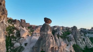 İnsansız hava aracı inanılmaz kaya oluşumlarının üzerinde uçuyor. Muhteşem bir manzara. Kapadokya Türkiye 'nin popüler bir turizm beldesi.