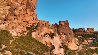 Hindi. İnsansız hava aracı inanılmaz kaya oluşumlarının üzerinde uçuyor. Muhteşem bir manzara..