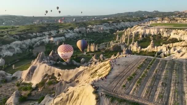 Widok Lotu Ptaka Balony Ogrzane Powietrze Słynne Miasto Cappadocia Turcja — Wideo stockowe