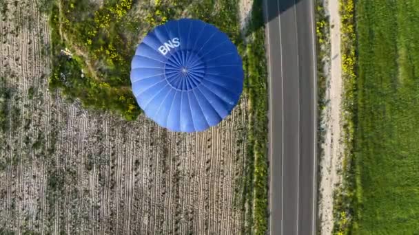 Hot Air Balloons Fly Mountainous Landscape Cappadocia Turkey Aerial View — Vídeo de stock