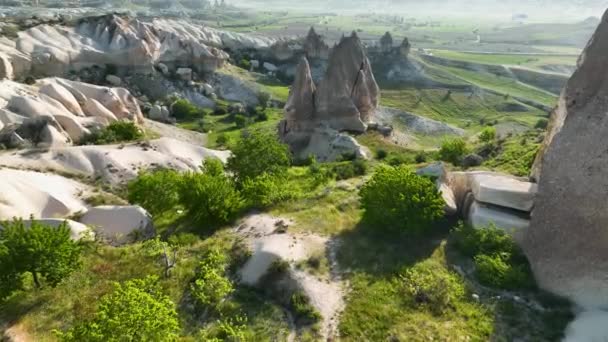 无人机飞越令人惊奇的岩层神奇的风景 卡帕多西亚是土耳其最受欢迎的旅游胜地 — 图库视频影像