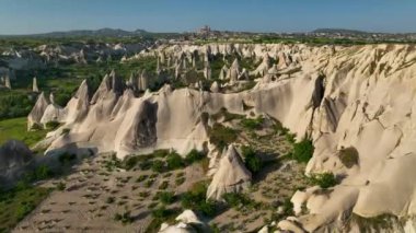 İnsansız hava aracı inanılmaz kaya oluşumlarının üzerinde uçuyor. Muhteşem bir manzara. Kapadokya Türkiye 'nin popüler bir turizm beldesi.