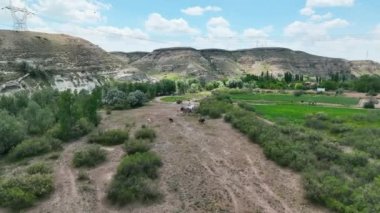 Cappadocia Dağları 'nın yükseklerindeki at çiftliği.