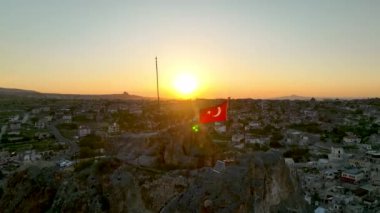 İnsansız hava aracı inanılmaz kaya oluşumlarının üzerinde uçuyor. Muhteşem bir manzara. Kapadokya Türkiye 'nin popüler bir turizm beldesi.