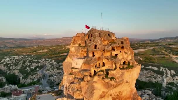 ドローンは驚くべき岩の形成の上を飛ぶ 素晴らしい風景です カッパドキアはトルコの人気のある観光地です — ストック動画
