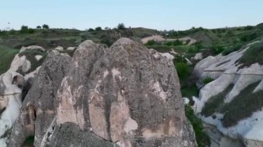 İnsansız hava aracı inanılmaz kaya oluşumlarının üzerinde uçuyor. Muhteşem bir manzara. Kapadokya Türkiye 'nin popüler bir turizm beldesi.